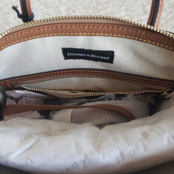 Dooney and Bourke purse - Picture 4 of 9
